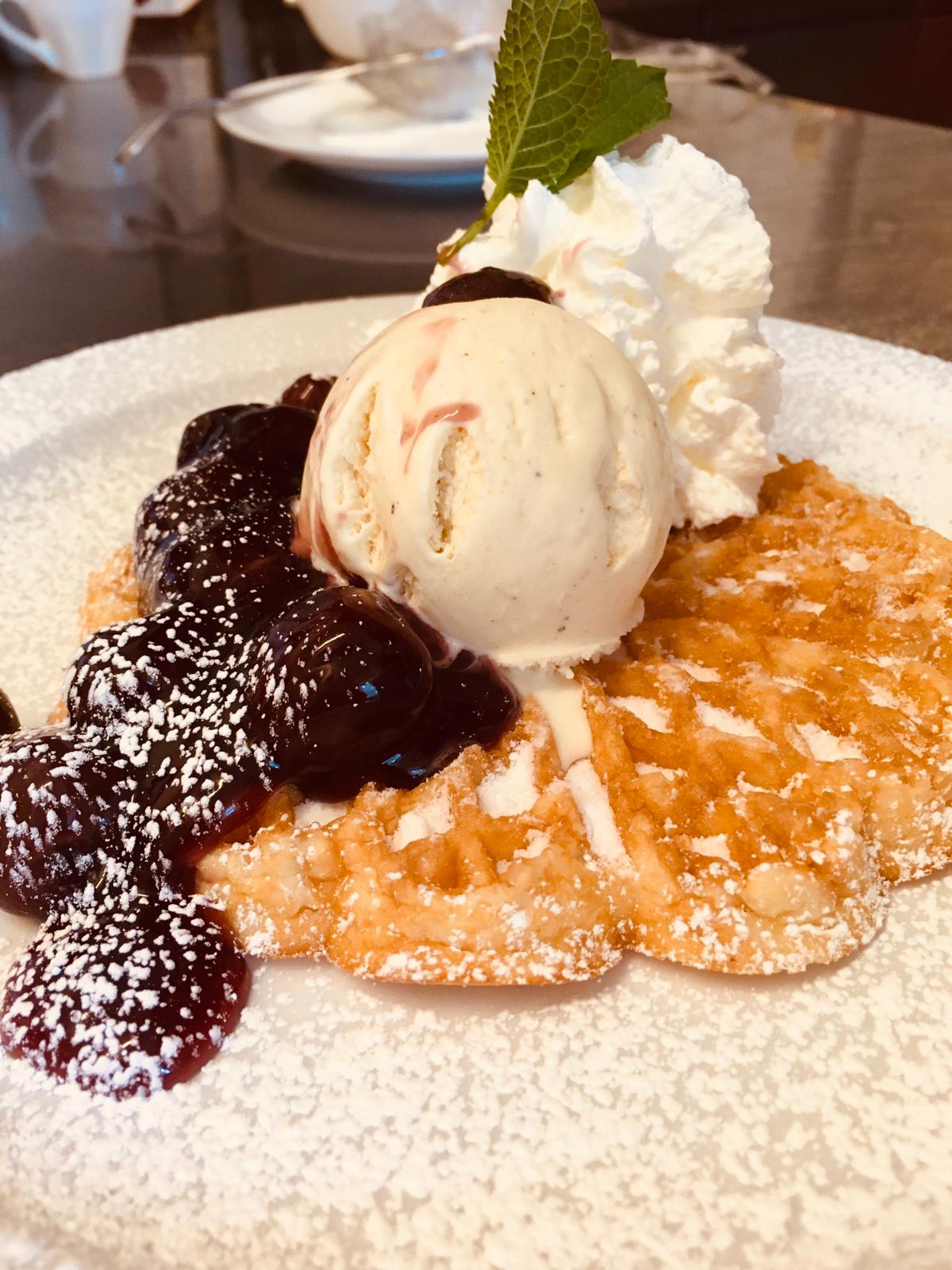 Waffel mit Vanilleeis, Kirschen und Schlagsahne