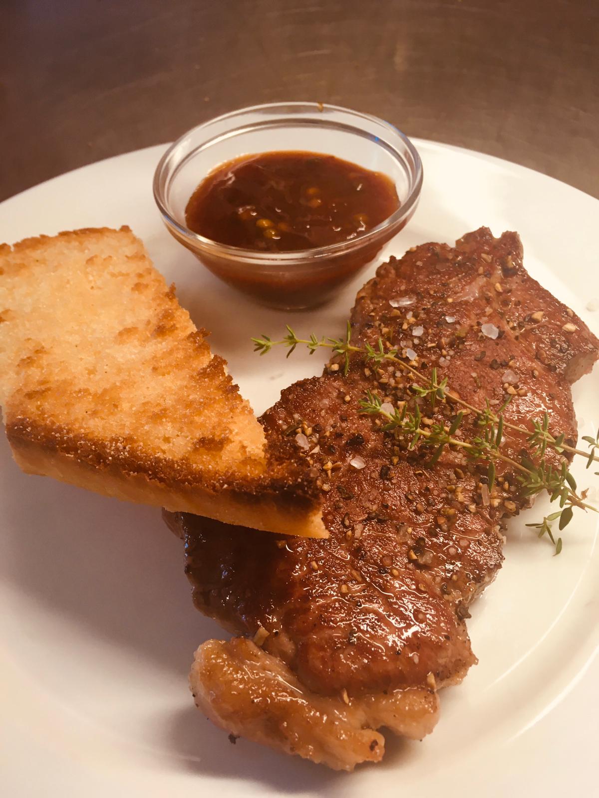 Gebratenes Steak mit Brot und Sauce
