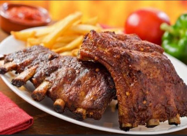 Spareribs mit Pommes und Gemüse