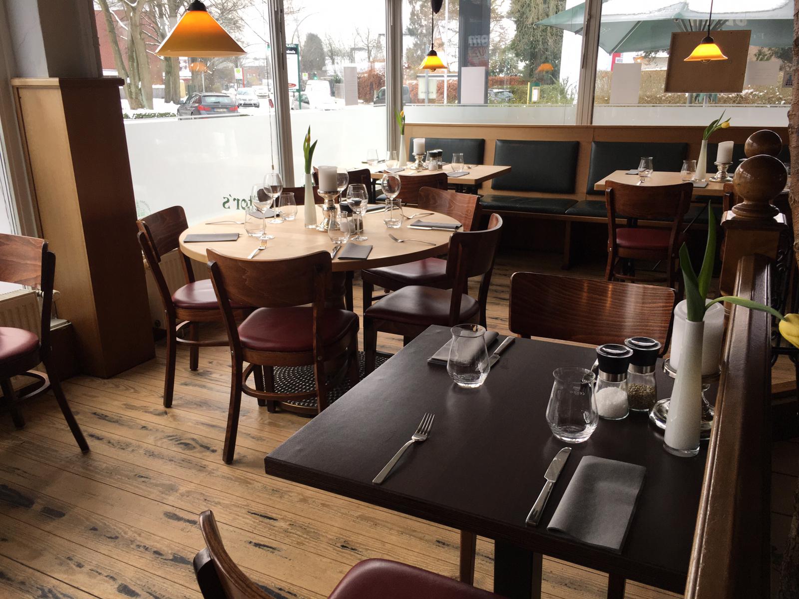 Heller Gastraum des Restaurant Marlene mit gedeckten Tischen